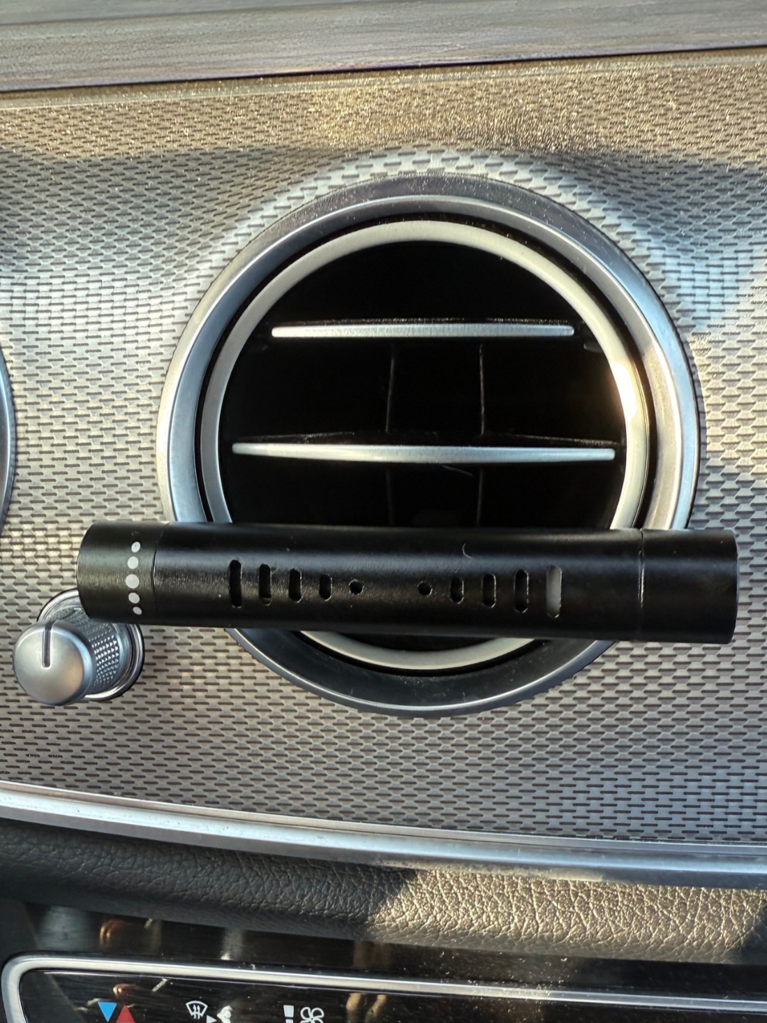 Diffuseur de voiture Mïnek – fixation grille d’aération, rechargeable, compatible huiles parfumées 7 senteurs marocaines